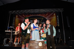 dirndl_und_burschen_versteigerung_in_der_b12-arena_210_20140919_1203966581