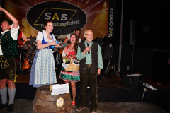 dirndl_und_burschen_versteigerung_in_der_b12-arena_211_20140919_2027656460