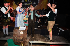dirndl_und_burschen_versteigerung_in_der_b12-arena_212_20140919_1902002054