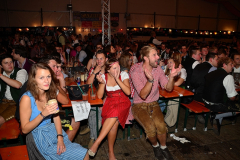 dirndl_und_burschen_versteigerung_in_der_b12-arena_214_20140919_1379746663