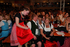 dirndl_und_burschen_versteigerung_in_der_b12-arena_224_20140919_1633053623
