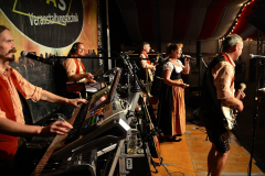 dirndl_und_burschen_versteigerung_in_der_b12-arena_22_20140919_1929480596