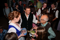 dirndl_und_burschen_versteigerung_in_der_b12-arena_235_20140919_1134402642