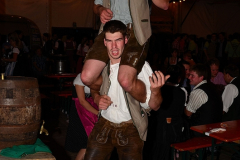 dirndl_und_burschen_versteigerung_in_der_b12-arena_247_20140919_1443421665