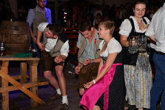 dirndl_und_burschen_versteigerung_in_der_b12-arena_248_20140919_1266017083