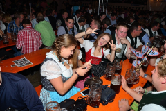 dirndl_und_burschen_versteigerung_in_der_b12-arena_27_20140919_1991395660