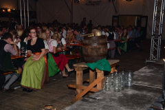 dirndl_und_burschen_versteigerung_in_der_b12-arena_34_20140919_1761809261