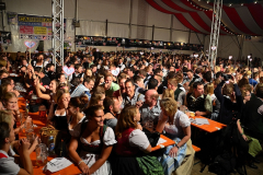 dirndl_und_burschen_versteigerung_in_der_b12-arena_50_20140919_1234188422
