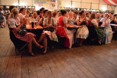 dirndl_und_burschen_versteigerung_in_der_b12-arena_57_20140919_1317757245