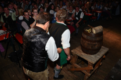dirndl_und_burschen_versteigerung_in_der_b12-arena_60_20140919_2022490747
