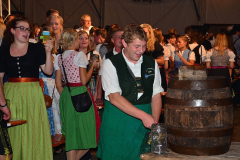 dirndl_und_burschen_versteigerung_in_der_b12-arena_65_20140919_2023404873