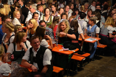 dirndl_und_burschen_versteigerung_in_der_b12-arena_69_20140919_1870768082