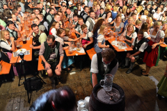 dirndl_und_burschen_versteigerung_in_der_b12-arena_70_20140919_1562359487