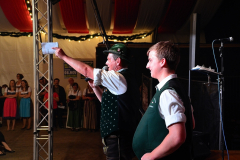 dirndl_und_burschen_versteigerung_in_der_b12-arena_71_20140919_1996559826