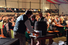 dirndl_und_burschen_versteigerung_in_der_b12-arena_76_20140919_1467912264