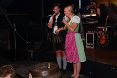 dirndl_und_burschen_versteigerung_in_der_b12-arena_79_20140919_1676985942