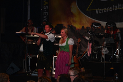 dirndl_und_burschen_versteigerung_in_der_b12-arena_81_20140919_1030161589