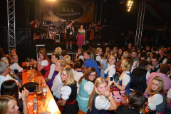 dirndl_und_burschen_versteigerung_in_der_b12-arena_82_20140919_1934131737