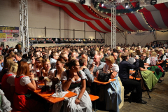 dirndl_und_burschen_versteigerung_in_der_b12-arena_94_20140919_1460908874